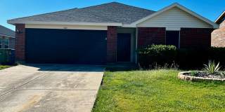 Charming 3-Bedroom Home with a Private Nice Garden Gallery 1