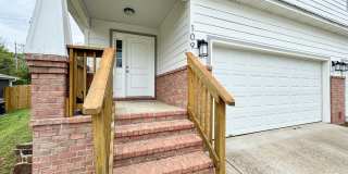 New 2 bedroom duplex, 2 car garage, quiet neighborhood, all appliances Gallery 3
