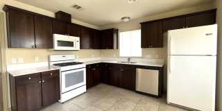 4 Bed House - North of UT Campus Gallery 8