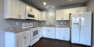 Townhouse with Garage - Minutes from Downtown Rogers Gallery 5