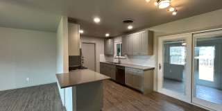 Walk to Das Rec / Close to Landa Park / Remodeled House/ Fridge / Fenced in Yard / NBISD Gallery 12