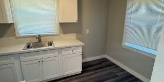 BEAUTIFUL UPDATED DUPLEX 2 BED & ONE BATH! Gallery 6