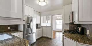 Stunning, Pet Friendly Edwardian 2BR Remodel in Prime location Gallery 9