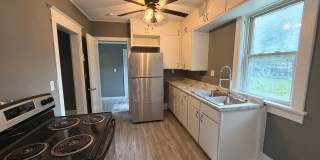 Charming 3 Bedroom Home with Screened Porch and 2 Car Garage Gallery 3