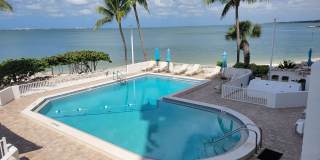 Beautifully renovated 2/2 condo downtown Sarasota with view of Bay! Gallery 30