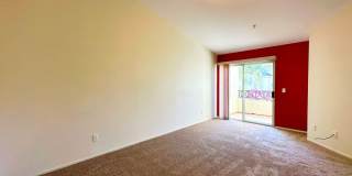 Lovely Spacious Eastlake Condo Gallery 17