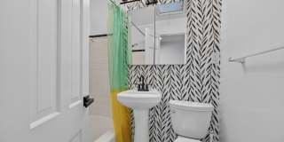Charming & Restored 2BD/2BA Historic Rowhouse in Historic Snows Court Gallery 9