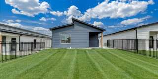 Beautiful Five Bedroom, Two Bathroom Gallery 17