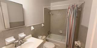 Nice 2 BR/1 Bath Duplex - Covered Parking & Large Backyard Gallery 11