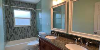 Spacious 3 Bedroom 2 Bath with Pool 2 Blocks from the Beach Gallery 15