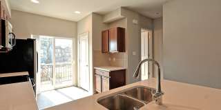 Spacious Townhome Near Silver Lake! Gallery 3