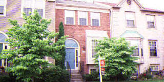 Spacious townhouse, walk to METRO, pool, parking, all you could want! Gallery 1