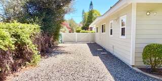 Lovely Single Story Home, Great Neighborhood, Amazing Yard Space, Close distance to Downtown Fallbrook! Gallery 17