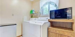 Large 3 Bed, 1 Bath - Central Air, Washer/Dryer Gallery 3