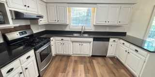 Beautiful 4BR Home with New LVP Flooring & Lawn Care Included Near The U of A! Gallery 11