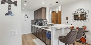 5132 West Maplewood Avenue, #202 Gallery 16