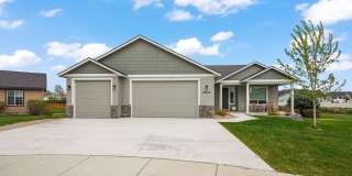 STUNNING 3bd/2ba Custom Home w/3 Car Garage on a Huge Lot! Gallery 1