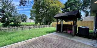 Charming single family home on peaceful canal Gallery 27