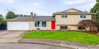 Spacious 4-Bedroom Chemawa Park Home with Fireplace, Bonus Room  Large Yard Gallery 1