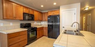 Three Bedroom Townhome in Great Canby Neighborhood! Gallery 5