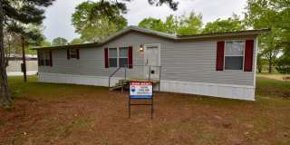 Spacious 3 Bed 2 Bath Trailer Gallery 1