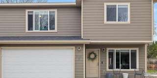 Spacious 3BR/2.5BA Furnished Townhome | Pet-Friendly with Large Fenced Yard & Ample Parking Gallery 10