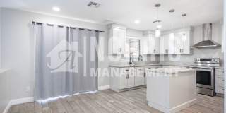 Beautiful Large Home w/A Pool Gallery 19