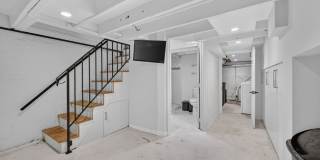 Charming & Restored 2BD/2BA Historic Rowhouse in Historic Snows Court Gallery 11