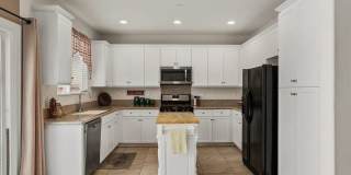 Spacious 3BD/2BA Home in Bakersfield's 93313 — Fully Equipped, Garage & Small Pets Welcome! Gallery 7