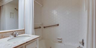 1 Bedroom 1 Bath Condo - Wilshire And NW Expressway Gallery 23