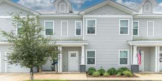 Spacious 3 Bedroom Townhouse with Community Pool! Gallery 3