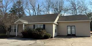 3 bedroom, 2 bathroom Home with Fenced Yard Gallery 1