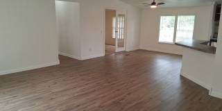 Charming 4BR Home in Cave Springs Gallery 1