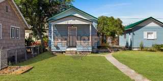Charming Bungalow Downtown Gallery 1