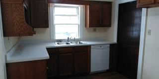 2 Bedroom House with Hardwood Floors Gallery 1