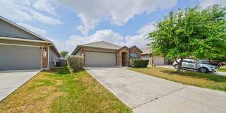 Modern 4-Bed Home with Open Layout in New Braunfels - Realtor Commission: $500 Gallery 5