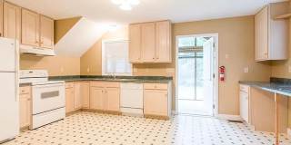 2 Blocks from Campus - 3BR Move in ready now for August 2026! Gallery 9