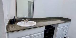 REMODELED HUGE BRIGHT 2400sf 4BR/3.5BA Havenscourt Split Level Home w Cottage AVAIL NOW Gallery 32