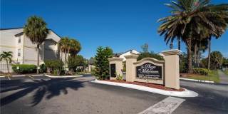 1/1 Condo available on Plaza. Close to Mall at Millenia, Orlando Gallery 1