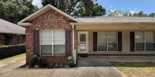 Spacious 3BR/2BA Duplex with Fenced Backyard & Lawn Care Included Gallery 1