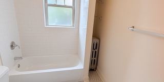Bright and Sunny Updated 3-bed/1-bath near Loyola Gallery 14