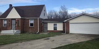 HUGE 3 BEDROOM AND ATTACHED 2 CAR GARAGE Gallery 1
