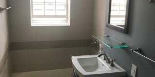 Nice 2 bed in Brookline Gallery 6