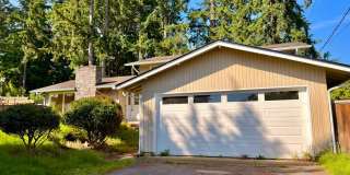 Spacious 4BD/3BA Bellevue Home with Private Backyard & Garage Gallery 1