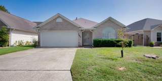 Charming 3-Bedroom Home with Fenced Yard & Screened Patio – 6-Month Lease! Gallery 1
