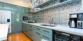 Castro: UNFURNISHED Top Floor Flat w/ Private Deck, W/D in unit & Garage Parking Gallery 5