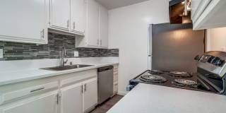 Premier Apartment Complex Near Hollywood Park with Pool, Gym and Covered Parking! Gallery 14