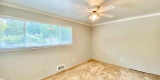 Charming Townhome in Bellevue's Newport Hills Community Gallery 11