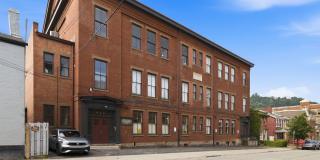 *Beautifully Updated & Unique 1BD/2BA Condo Unit Available in South Side* Gallery 3