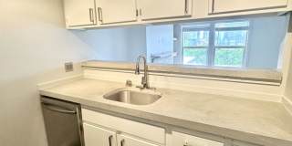 1 bedroom, 1 bathroom Condo with City View! Gallery 4